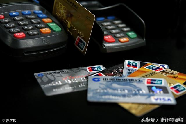 現在個人POS機辦理很簡單，只要提供身份證，信用卡就能馬上辦理，然后自行下載APP軟件，注冊實名認證后就能刷卡收款，非常方便。